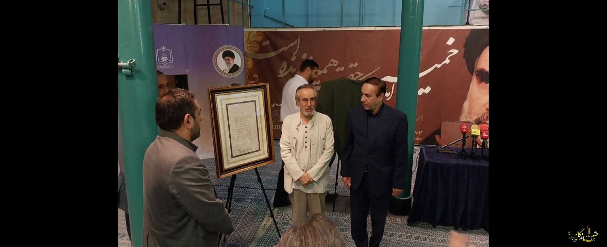 حماسی‌خوانی بازیگر سینما در جماران؛ هنرمندان بسیجی تجلیل شدند